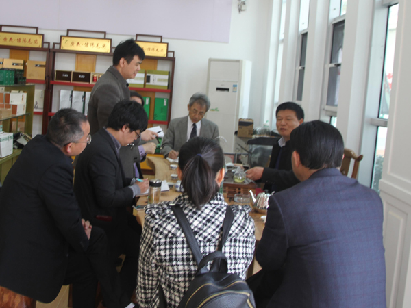 日本長(zhǎng)崎縣立大學(xué)教授到廣義茶印象園調(diào)研信陽茶產(chǎn)業(yè)情況