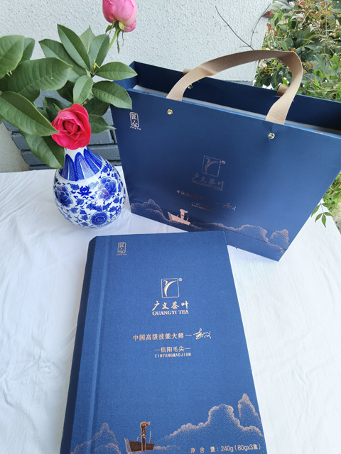 【大別山精神系列一珍品信陽(yáng)毛尖茶禮盒（匠心）】大別山脈、核心產(chǎn)區(qū)、高山茶園、匠心制作  980元/盒