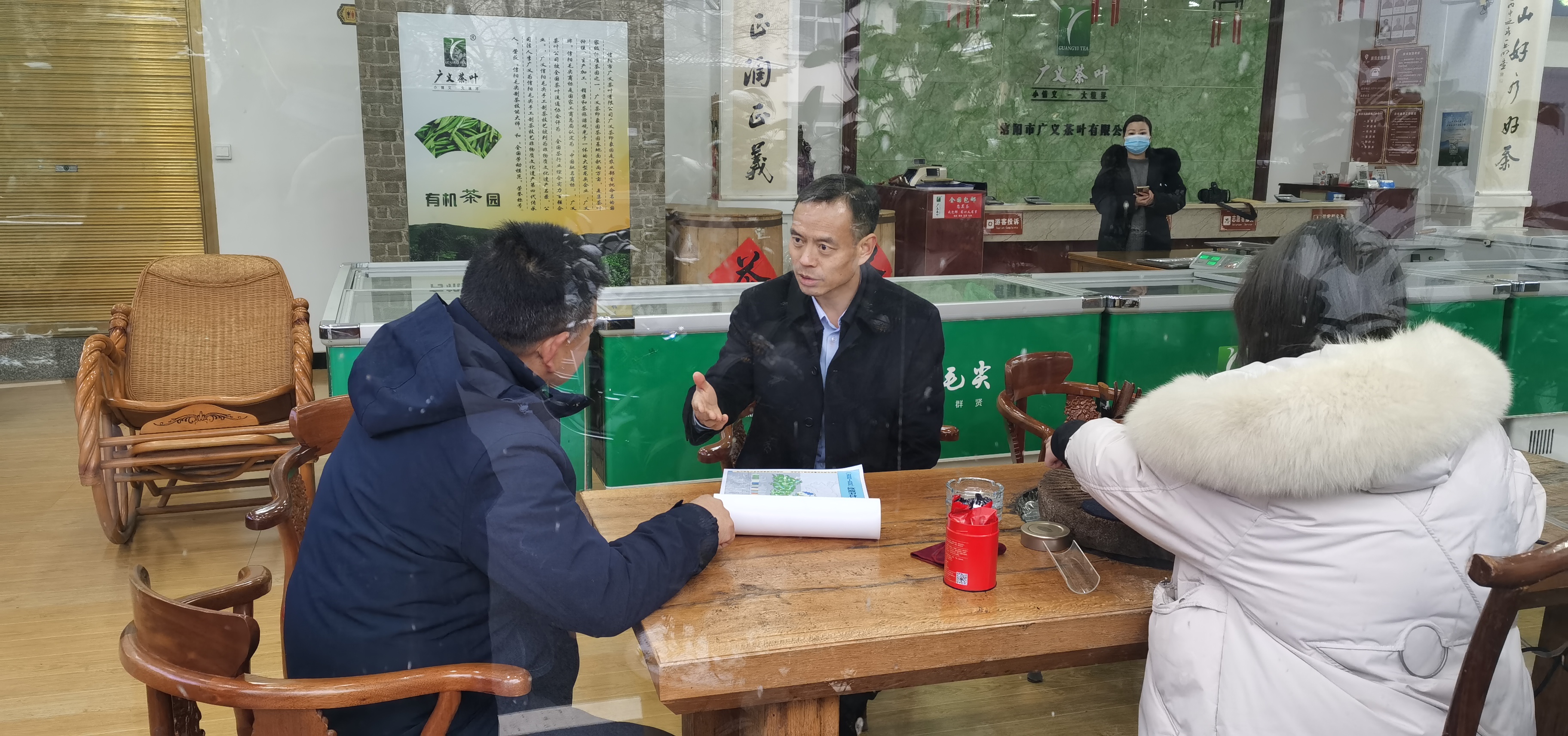 信陽(yáng)市委常委、副市長(zhǎng)秦保建到信陽(yáng)市廣義茶葉有限公司慰問(wèn)全國(guó)勞模李廣義同志