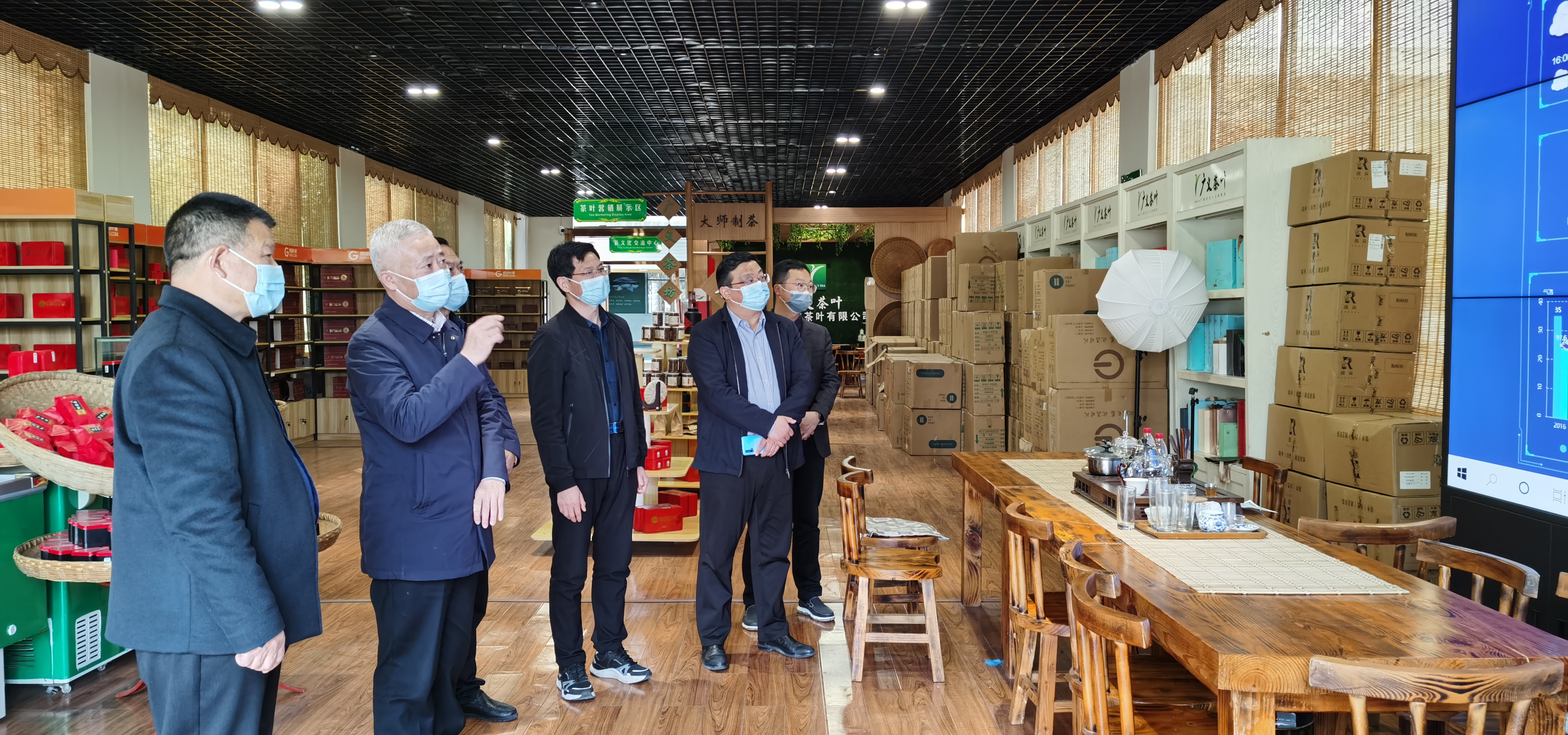 2022年4月1日，信陽(yáng)市胡亞才市長(zhǎng)來(lái)廣義茶印象園，關(guān)心春茶生產(chǎn)，指導(dǎo)春茶生產(chǎn)工作