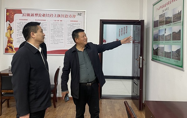 2022年11月9日 ，浉河區(qū)工會(huì)胡華庭主席來(lái)信陽(yáng)市廣義茶葉有限公司慰問(wèn)全國(guó)勞模李廣義同志，并傳達(dá)黨的二十大精神。